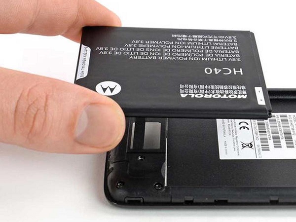 Por qué los celulares ya no usan baterías removibles